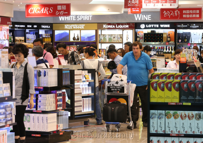 A duty free shop in Incheon International Airport is crowded with foreign tourists. (Yonhap News)