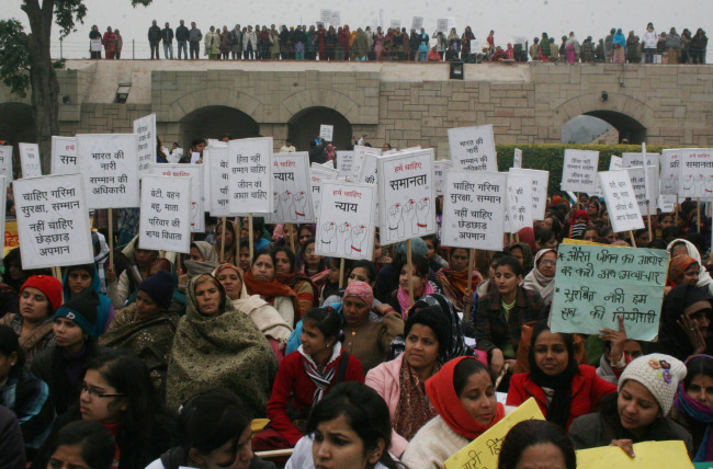 Protesters hold placards in a silent march demanding justice for the 23-year-old gang-rape victim at Rajghat in New Delhi on Thursday. (Xinhua-Yonhap News)