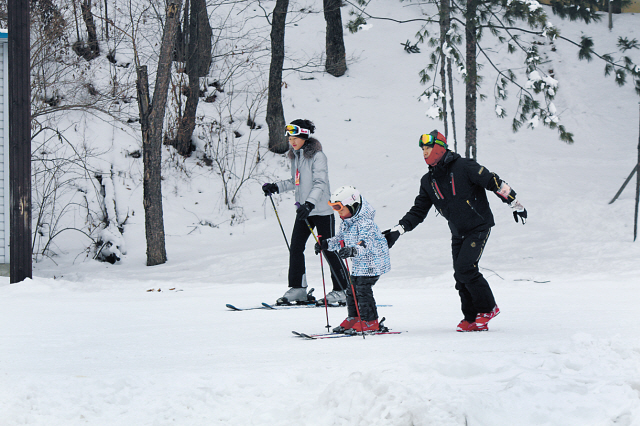 Skiiers get ready to take on the Pyeongchang slopes. (Julie Jackson/The Korea Herald)