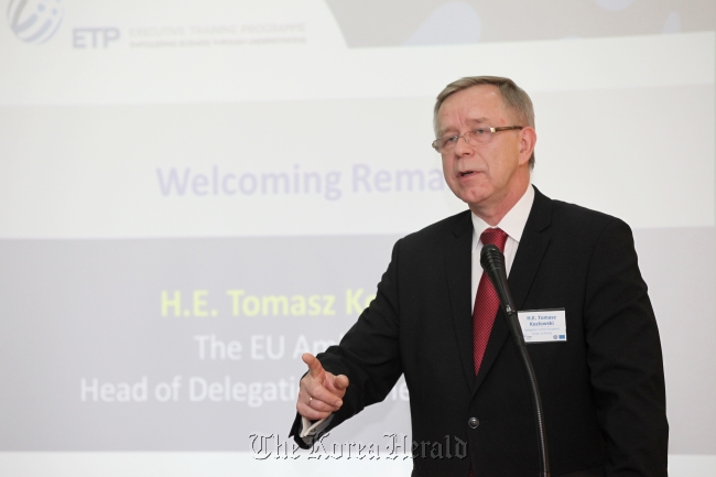 European Union Ambassador to Korea Tomasz Kozlowski gives a welcome speech at a reception for some 15 particpants of the 7th Executive Training Programme in Korea at Yonsei University’s Sangnam Institute of Management on Friday.