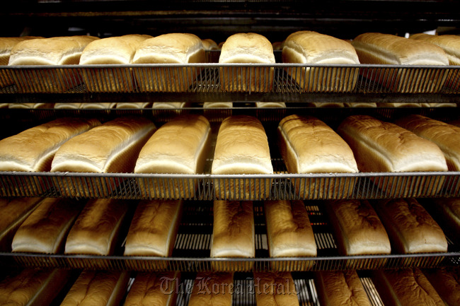 Loaves of Wonder Bread are cooled before being sliced and bagged at the Hostess Brand Inc. bakery in Sacramento, California. (Bloomberg)