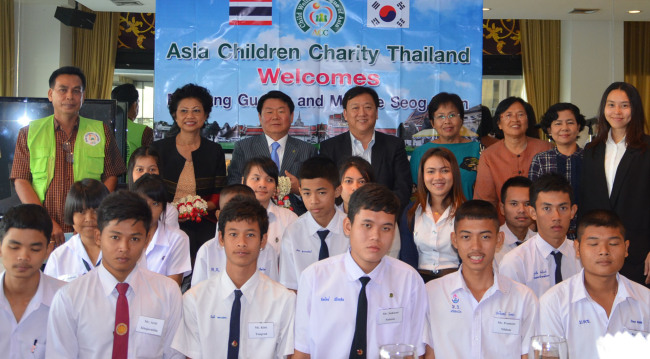 Kim Jong-koo (third from left, back row), head of Asia Children Charity, poses with Thai Amb. to the U.S. Chaiyong Satjipanon (fourth from left, back row), Thai students and officials after delivering scholarships on behalf of former South Korean Minister of Government Legislation Lee Seog-yeon, in Bangkok, Thailand, on Saturday. (Yonhap News)