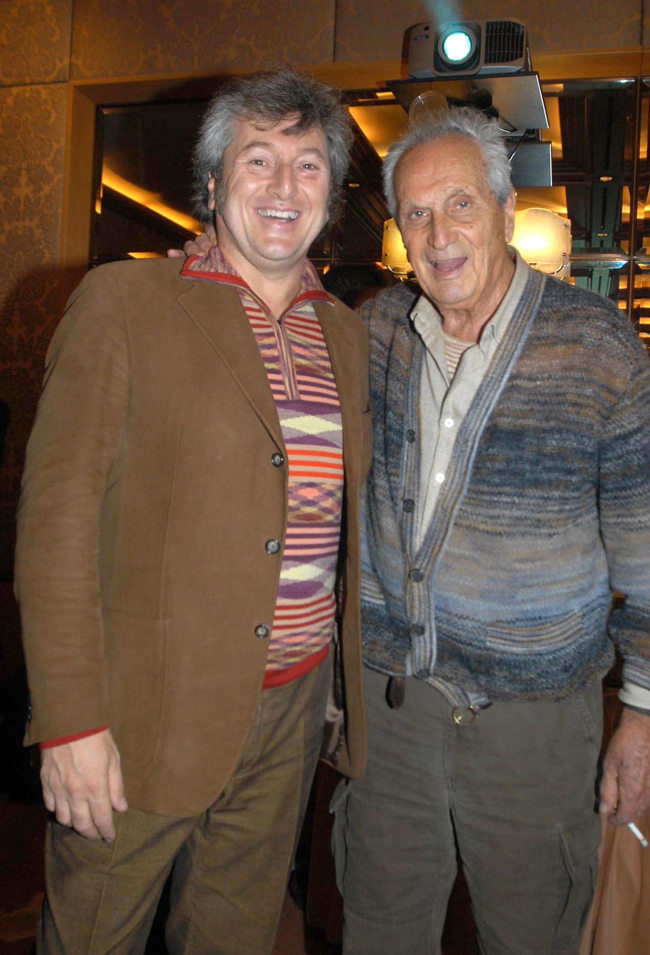 In this photo taken on Nov. 23, 2004 Vittorio Missoni (left) and his father Ottavio smile in Milan, Italy. (AP-Yonhap News)