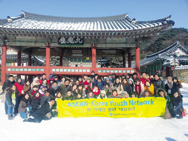 Some 75 young people from Korea and Southeast Asia gather for a group photo during the day-long ASEAN-Korea Youth Network Program in Yeoju, Gyeonggi Province, Thursday. (ASEAN-Korea Center)