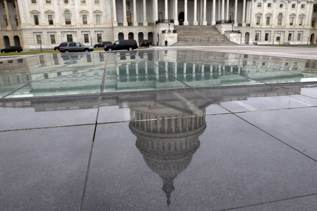 The dome of the Capitol is reflected in a skylight of the Capitol Visitor’s Center in Washington. ( AP-Yonhap News)