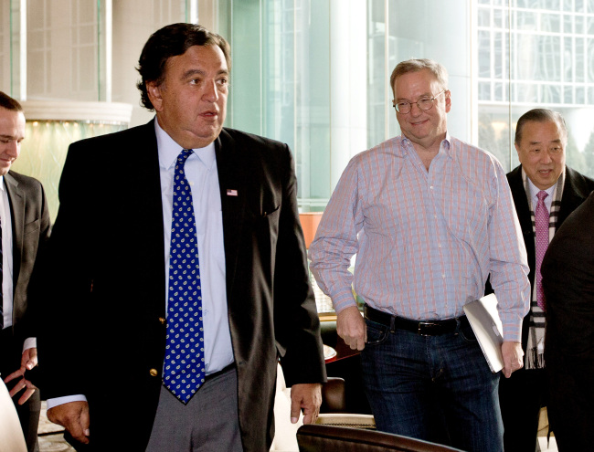 Google's executive chairman Eric Schmidt, second from right, and former New Mexico Gov. Bill Richardson, left, leave after their meeting at a hotel in Beijing Monday. (AP-Yonhap News)