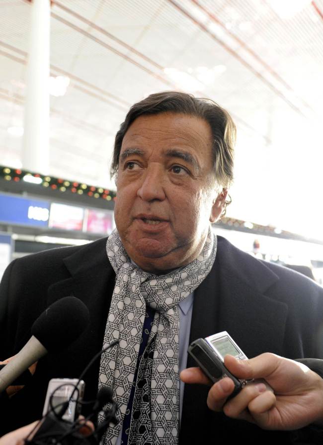 Former New Mexico Governor Bill Richardson speaks to journalists at Beijing International airport on Monday before leaving for North Korea. (AFP-Yonhap News)
