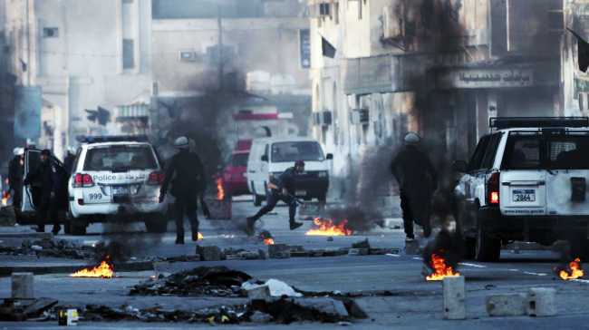 Bahraini anti-government protesters clash with riot police in Malkiya village, Bahrain, Monday. (AP-Yonhap News)