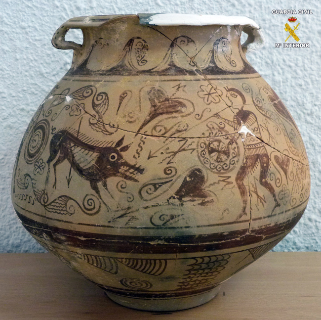 This picture released by the Spanish Interior Ministry on Saturday shows a very rare vase from late second century B.C. that was seized by police after it was found in an antique shop in the town of El Campello, eastern Spain. (AP-Yonhap News)