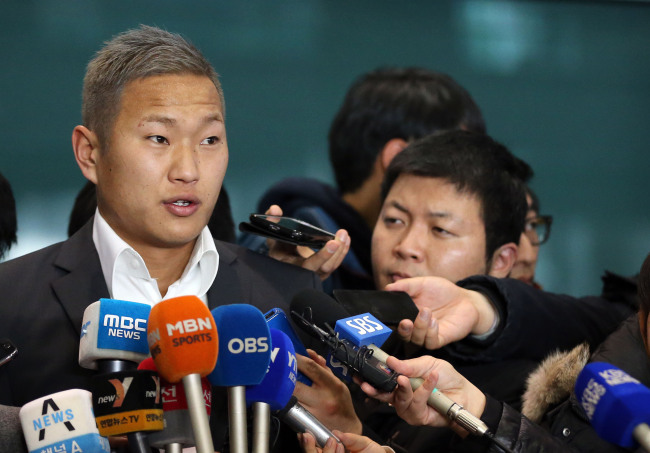 North Korean striker Jong Tae-se speaks to reporters after arriving at Incheon International Airport on Tuesday. (Yonhap News)