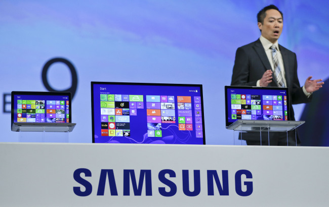Samsung senior vice president Michael Abary introduces the Series 7 Chronos during a news conference at the Consumer Electronics Show in Las Vegas on Monday. (AP-Yonhap News)