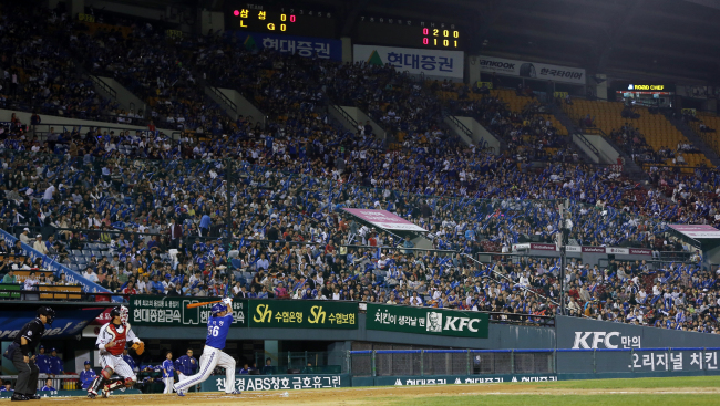 The KBO earned a record 63.4 billion won in ticket sales in 2012. (Yonhap News)