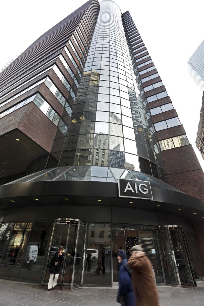 People pass the AIG building in New York on Tuesday. (AP-Yonhap News)