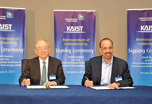 KAIST President Suh Nam-pyo (left) and Khalid A. Al-Falih, the president and CEO of Saudi Aramco, pose after signing an agreement to establish a joint research center at KAIST, on Monday in Saudi Arabia. (KAIST)