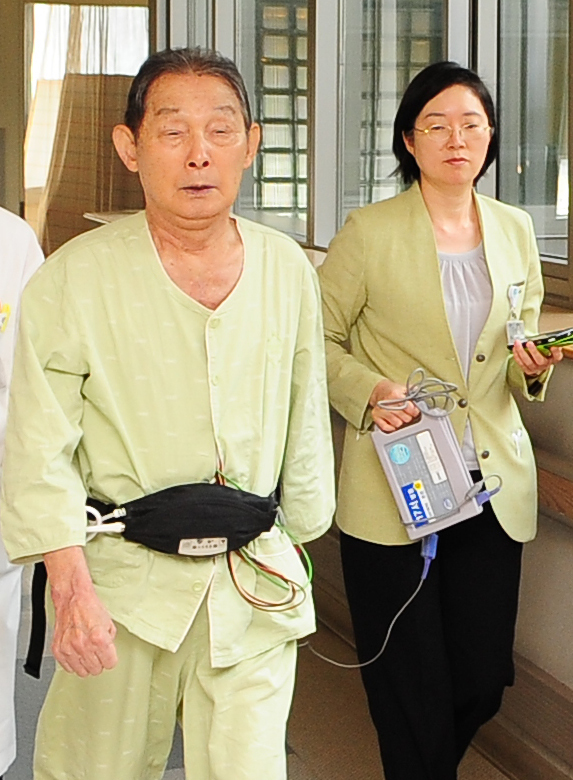 Bae Jung-soo (left) exercises after receiving an artificial heart transplant operation at Samsung Medical Center. (Samsung Medical Center)