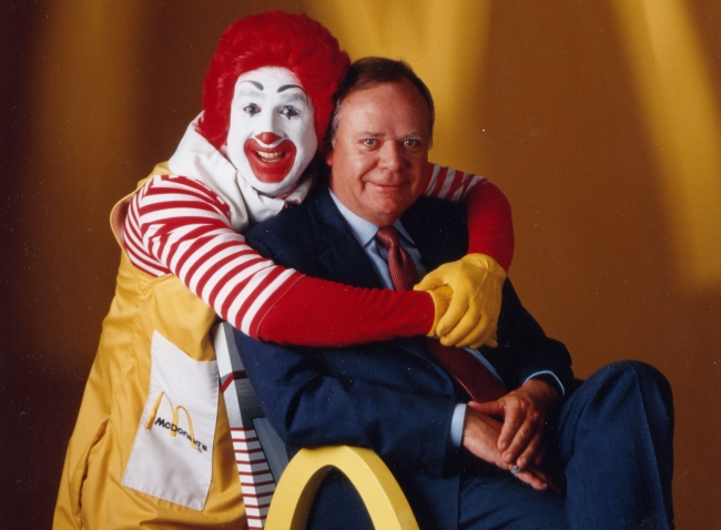 Former McDonald’s CEO Fred L. Turner (right) (AP-Yonhap News)