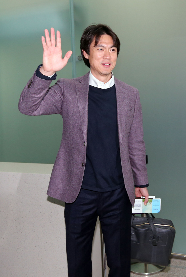 Hong Myung-bo waves at Incheon International Airport on Thursday. (Yonhap News)