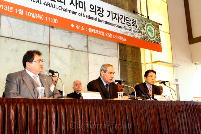 Sami R. Al-Araji (center), chairman of Iraq’s National Investment Commission, speaks at a news conference in Seoul on Thursday. At left is Khalil Al-Mosawi, Iraqi ambassador to Korea, and at right is Kim Hyun-myung, Korean ambassador to Iraq. (Hanwha E&C)