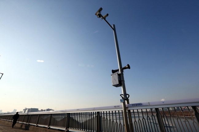 System for detecting suicide attempts will be set up at Han River bridges (Yonhap)