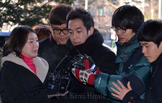 Ko Young-wook (third from left) enters the Seoul Western District Court on Thursday. (Yonhap News)