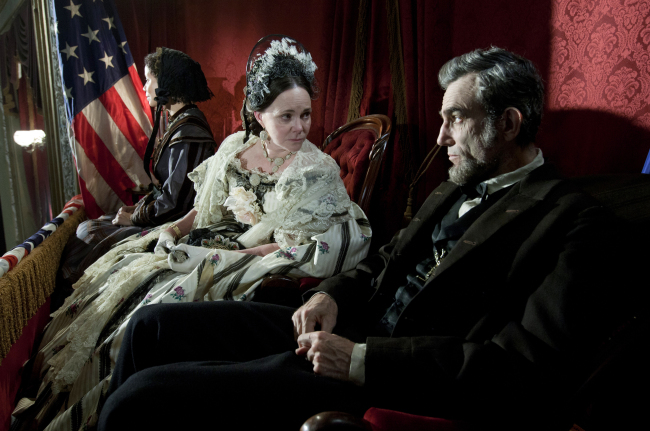 Sally Field (center) and Daniel Day-Lewis appear in a scene from “Lincoln.” (AP-Yonhap News)