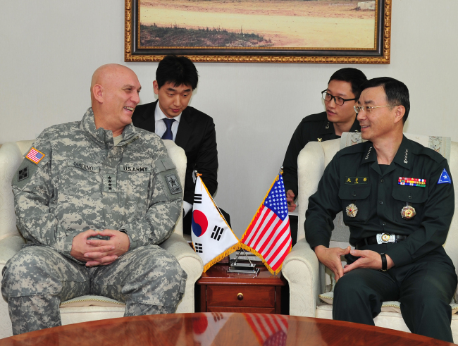 Visiting U.S. Army chief of staff Gen. Raymond Odierno (left) talks with his Korean counterpart Gen. Cho Jung-hwan during their meeting in Seoul on Friday. (Yonhap News)