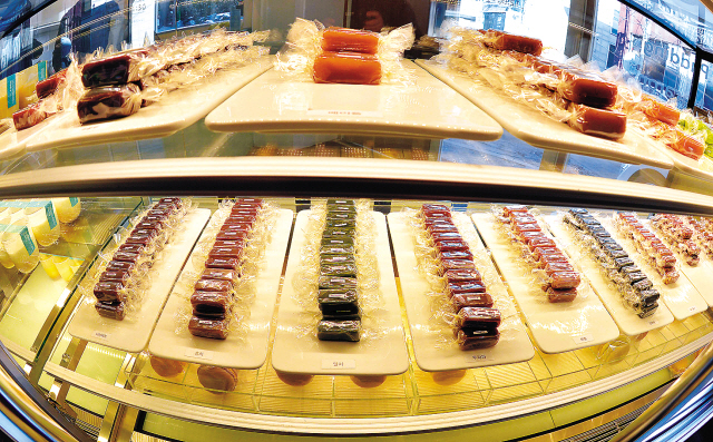 Suave sells 20 different handmade caramels, including fragrant black tea and sweet maple varieties. (Lee Sang-sub/The Korea Herald)