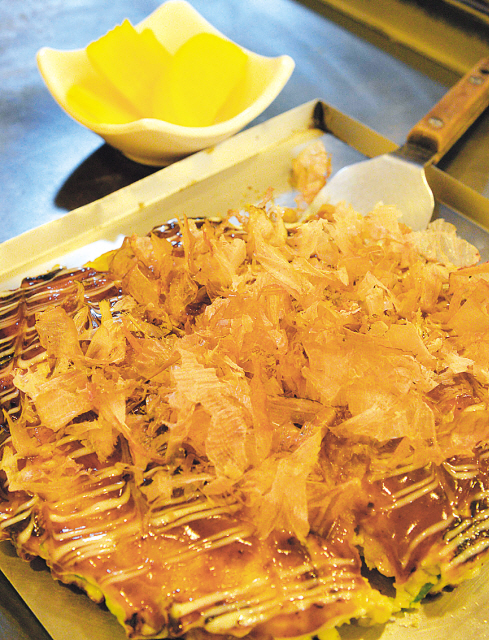 Hana’s okonomiyaki are made to order by owner-chef Kawakami Daisuke, whose pork tama version emerges chock full of cabbage and green onion, topped liberally with slices of pork belly and covered in okonomiyaki sauce and katsuobushi. (Lee Sang-sub/The Korea Herald)