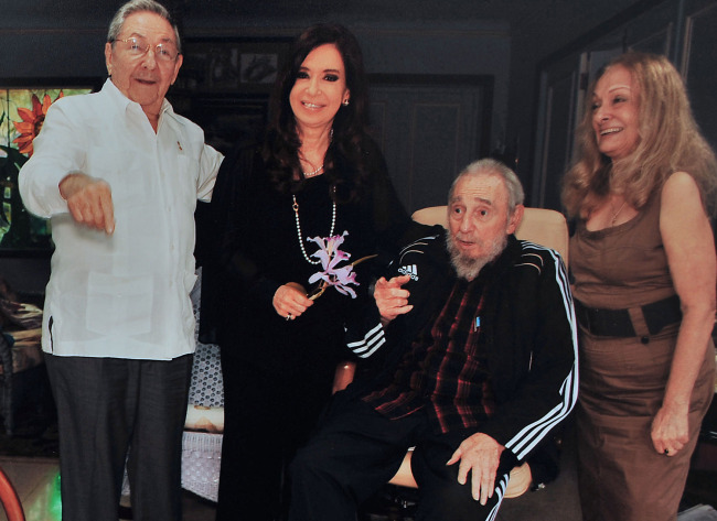 (From left to right) Cuban President Raul Castro, Argentina’s President Cristina Fernandez, Cuban Revolution leader and former president Fidel Castro and his wife Dalia Soto attend a meeting held in Havana, Cuba, Friday. Fernandez traveled to Cuba to show her support to Venezuelan President Hugo Chavez, who is under medical surveillance after cancer surgery. (Xinhua-Yonhap News)