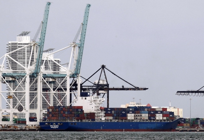 The container ship HS Bach is docked at the Port of Miami, Florida. (AP-Yonhap News)