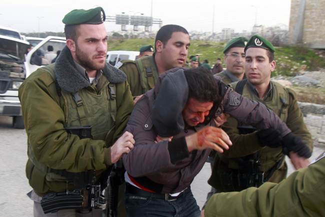 Israeli border policemen arrest a Palestinian man at the entrance of the village of Zayem, as he was on his way to join an outpost between Jerusalem and the Jewish settlement of Maale Adumim in the Israeli-occupied West Bank on Saturday. (AFP-Yonhap News)