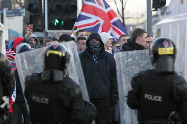 Police in riot gear try to contain Union Flag-waving loyalist protesters during clashes in east Belfast, Northern Ireland, Saturday. (AFP-Yonhap News)