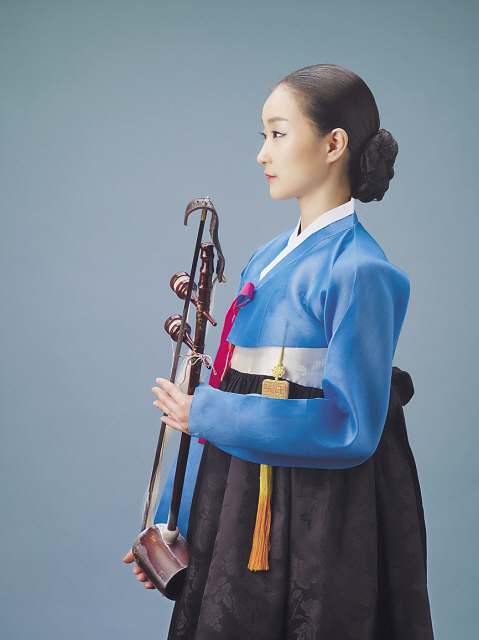 Pansori singers Park Song-hee (top) and haegeum player Kim Yoo-na (Kim Young-il/Atelier Hermes)