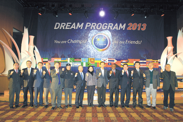 Officials gesture in unison in a group photo during a reception for the Dream Program in Pyeongchang, GangwonProvince, on Thursday. Those pictured include Kenyan Ambassador Ngovi Kitau (fifth from right) and Perla Garcia (seventh from right), a diplomat at the Paraguayan Embassy in Korea. (PyeongChang 2018)