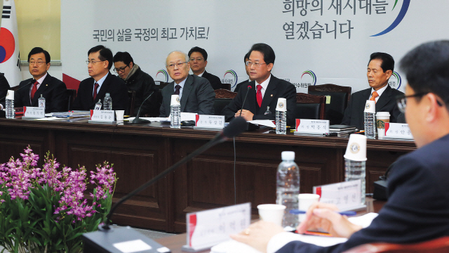 Kim Yong-joon (second from right), chairman of the presidential transition team, and Saenuri Party Rep. Yoo Sung-kull (right), representative of its subpanel on economic issues, receive a policy briefing from the Ministry of Strategy and Finance at the team’s office in Samcheong-dong, downtown Seoul, on Sunday. (Park Hyun-koo/The Korea Herald)