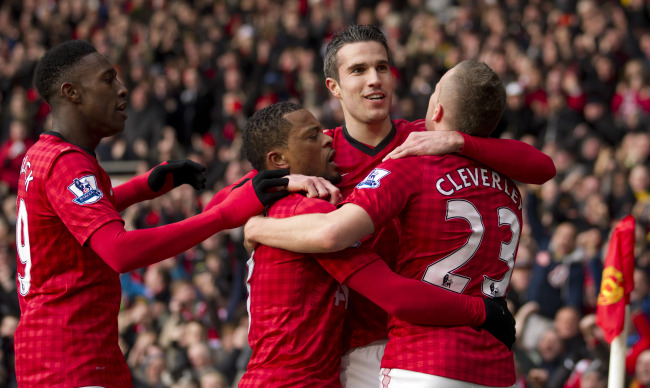 Manchester United’s Robin van Persie (second from right) celebrates with teammates after scoring against Liverpool during their English Premier League soccer match at Old Trafford Stadium, Manchester, England, Sunday. (AP-Yonhap News)