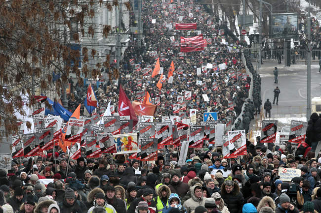 People march during a protest rally in Moscow on Sunday. (AP-Yonhap News)