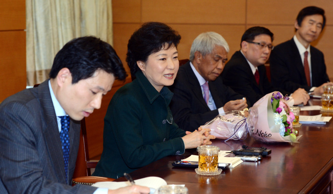 President-elect Park Geun-hye meets diplomats from Southeast Asian nations at her office in Seoul on Monday. From right are transition committee member Yun Byung-se, Ambassador Peter Tan Hai Chuan of Singapore and Ambassador Dato Harun Ismail of Brunei. (Yonhap News)