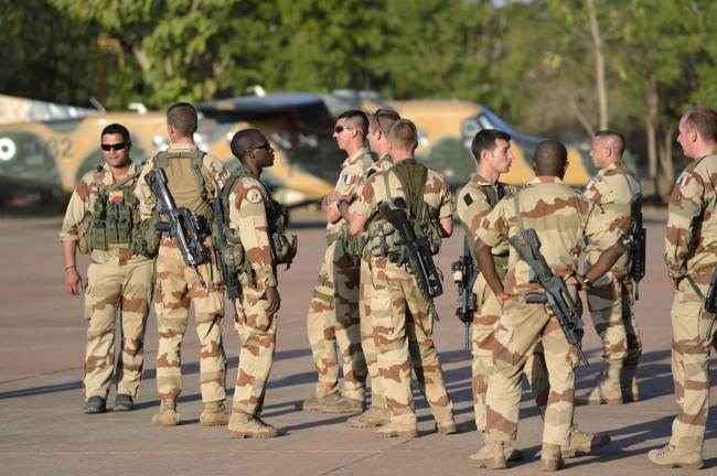 French soldiers stand at the 101 military airbase near Bamako on Monday, before their deployment in northern Mali. ( AFP-Yonhap News)