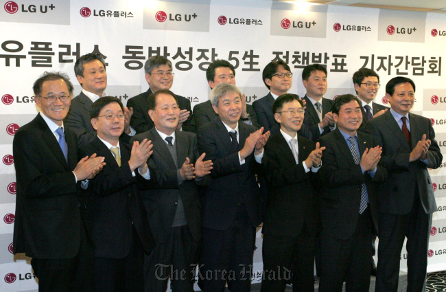 LG Uplus executives and chiefs of its 10 partner firms applaud after announcing that they will work further for shared growth at a press event in downtown Seoul on Tuesday. (LG Uplus)