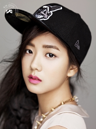 Kim Ji-soo revealed to be new girl group member of YG Entertainment (Yg-life.com)