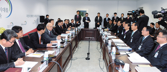 Defense Ministry officials brief the presidential transition committee on Friday. (Ahn Hoon/The Korea Herald)