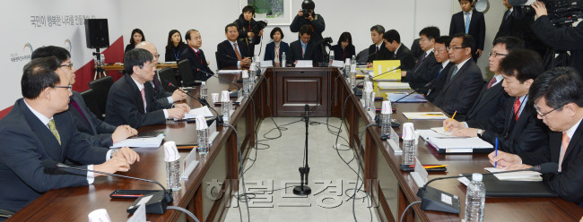 Officials from the Prime Minister’s Office brief the presidential transition committee Wednesday. (Ahn Hoon/The Korea Herald)