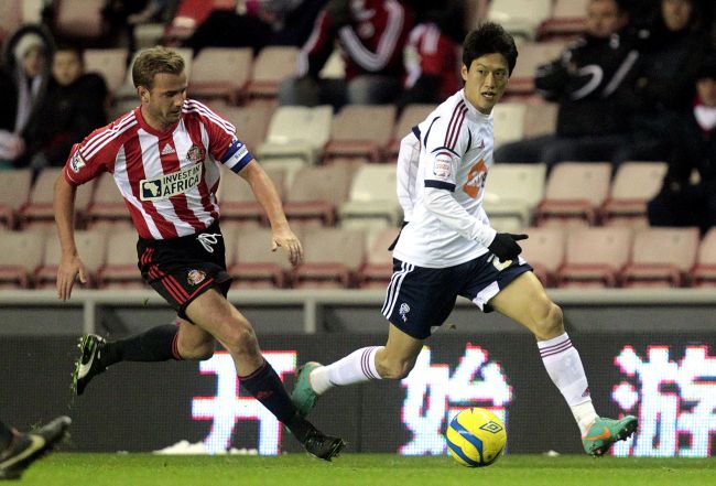 Bolton’s Lee Chung-yong (right) and Sunderland’s Lee Cattermole challenge for the ball during their FA Cup match on Tuesday. (AFP-Yonhap News)