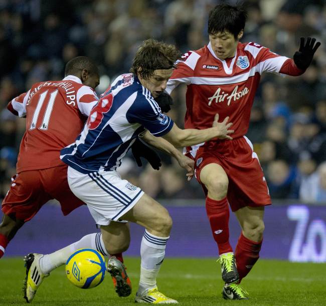 QPR’s Park Ji-sung (right) and West Bromwich Albion’s Billy Jones vie for the ball on Tuesday. (AFP-Yonhap News)