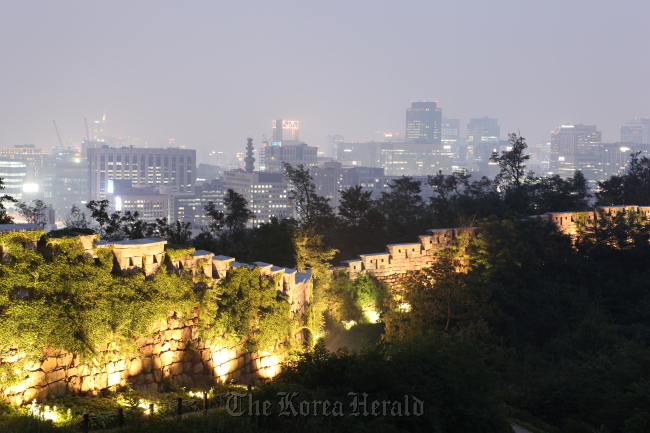 The night view of Seoul with high-rise buildings is seen from the Seoul City Wall at the top of Inwangsan Mountain. (Seoul Metropolitan Government)