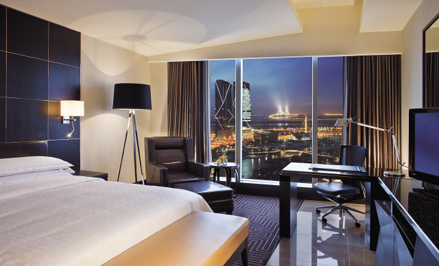 A Deluxe Room of Sheraton Incheon Hotel overlooks the Incheon Bridge.(Sheraton Incheon Hotel)