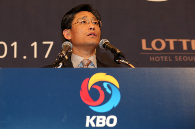 Yang Hae-young, secretary-general of the Korea Baseball Organization, takes part in a news conference in Seoul on Thursday. (Yonhap News)