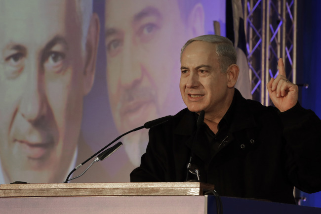 Israeli Prime Minister Benjamin Netanyahu speaks during a Likud-Yisrael Beitenu campaign rally in Ashdod, Israel, Wednesday. (AP-Yonhap News)