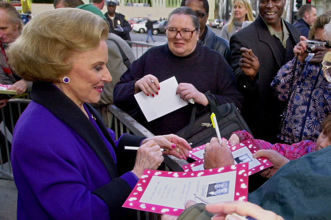 “Dear Abby” advice columnist Pauline Friedman Phillips signs autographs for some of dozens of fans after the dedication of a “Dear Abby” star on the Hollywood Walk of Fame in Los Angeles in 2001. ( AP-Yonhap News)